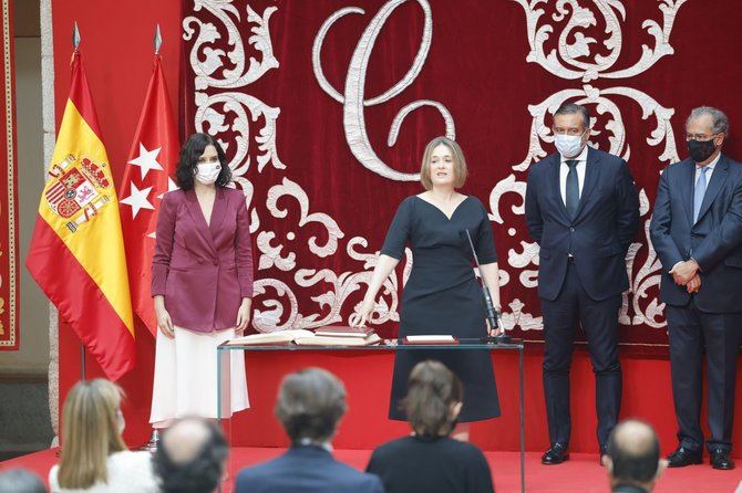 'Estoy muy orgullosa y muy ilusionada, consciente de la responsabilidad que tenemos todos ahora', aseguraba la consejera de Cultura, Turismo y Deportes antes de jurar en la Real Casa de Correos.