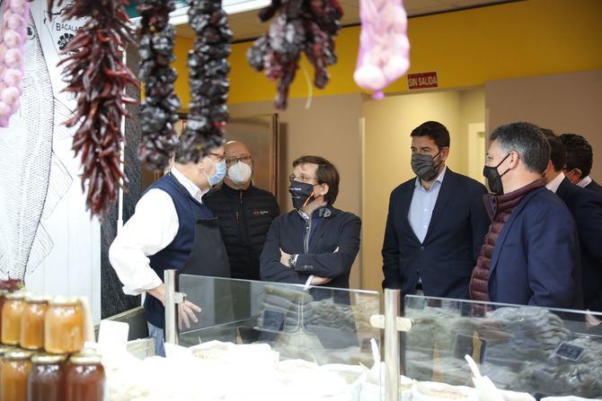 El alcalde de Madrid, José Luis Martínez-Almeida, junto con la delegada de Obras y Equipamientos, Paloma García Romero, y el concejal de Ciudad Lineal, Ángel Niño, ha visitado esta mañana las obras de remodelación que se están llevando a cabo, así como a los comerciantes del barrio.