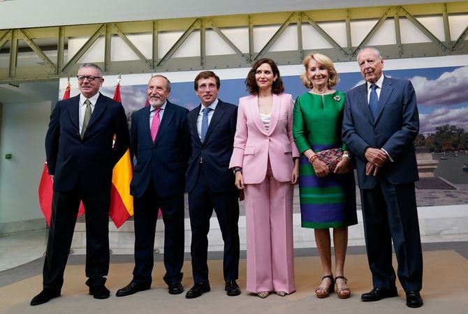 Han visto cómo el alcalde alzaba el bastón de mando sus familiares, así como la presidenta regional, Isabel Díaz Ayuso; la expresidenta madrileña Esperanza Aguirre, y los exalcaldes José María Álvarez del Manzano, Alberto Ruiz-Gallardón y Juan Barranco.