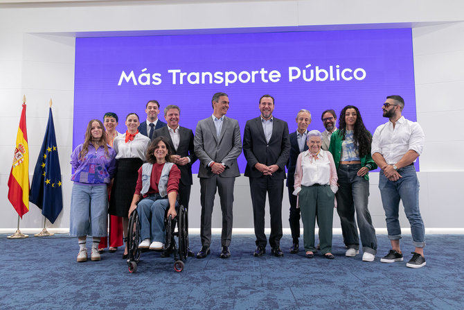 Pedro Sánchez, presidente del Gobierno, junto a Óscar Puente, ministro de Transportes y Movilidad Sostenible, en la presentación de la nueva campaña para el fomento del uso del transporte público.