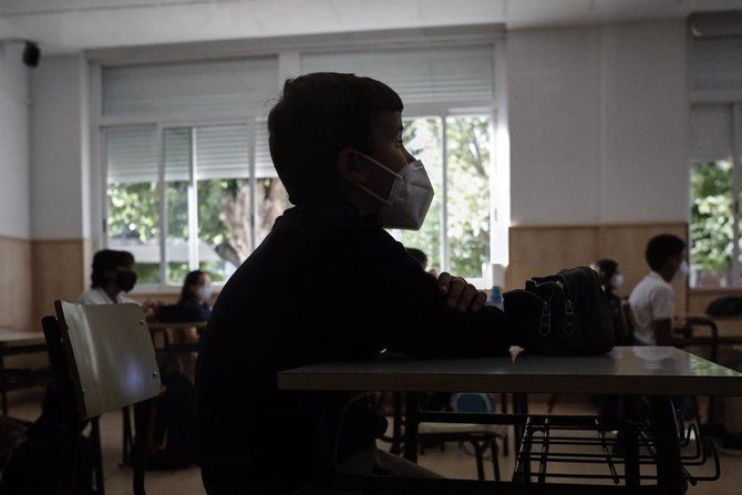 El uso de la mascarilla para mayores de seis años no será exigible en estos centros durante los períodos de recreo que se realicen en espacios al aire libre, 'siempre que se respete la distancia de seguridad interpersonal', establecida en 1,5 metros.