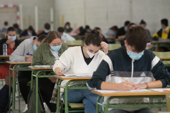 Ossorio ha defendido la intención del Ejecutivo madrileño de llevar a cabo la vacunación en los hospitales y no en los propios centros educativos ya que el día 22 comienzan las vacaciones escolares.