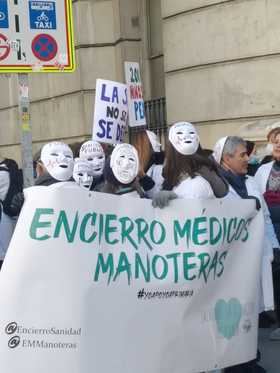 El ánimo de los huelguistas sigue alto y este domingo, 29 de enero, tendrá lugar una nueva concentración en la plaza del Museo Reina Sofía, al tiempo que continúa el encierro de profesionales en el local de la Asociación de Vecinos de Manoteras.