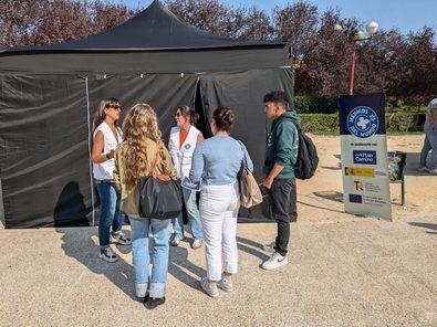 Con motivo del Día Internacional contra la Explotación Sexual y la Trata de Personas, Médicos del Mundo lanza la campaña 'Neones Sinceros', que busca desnormalizar la prostitución. Uno de los puntos de información se ha situado frente a la Facultad de Medicina de la Universidad Complutense de Madrid.