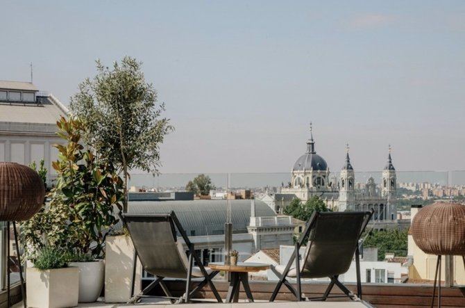 El Meliá Palacio de los Duques ofrece en su terraza cine de verano con grandes películas ambientadas en hoteles.