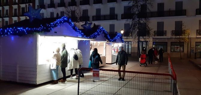 El área de compras estará formada por 13 casetas de madera divididas en dos grupos, por un lado, en la propia plaza de Juan Goytisolo y, por otra parte, en la zona lateral del Museo Reina Sofía, en la acera que va desde la glorieta del Emperador Carlos V a la Ronda de Atocha. 