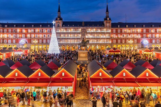 Como novedad este año, las terrazas convivirán con los puestos del mercadillo en la plaza Mayor, con el objetivo común de contribuir a la reactivación de la economía del distrito y de la ciudad de Madrid.