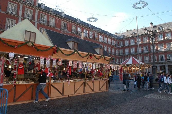 El tradicional mercado de belenes, adornos, objetos navideños y artículos de broma volverá este año a su ubicación en la plaza Mayor con un 50% de los puestos, siempre que las circunstancias lo permitan.