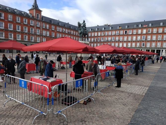 El Mercado de Filatelia de la plaza Mayor cambia de ubicación. Así, los domingos, entre las 9.00 y las 14.00 horas, los puestos que anteriormente se ubicaban en los soportales de la plaza, se trasladan al margen derecho de la estatua de Felipe III, lugar que ocuparán hasta el mes de noviembre.