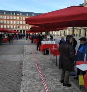 El mercado tendrá una delimitación perimetral, con vallas y cintas en el suelo y señalización de los puestos, además de control de aforo. 