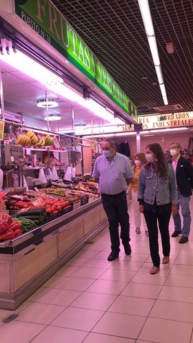 La concejala de la Junta Municipal de Tetuán, Blanca Pinedo, durante una visita a las instalaciones del mercado.