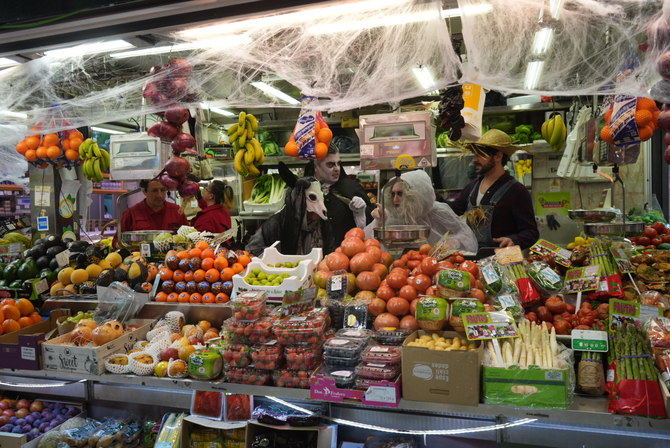 Un viaje al verdadero corazón de Halloween, que bombea sangre irlandesa y cuyas costumbres más populares tienen acento gaélico: el truco o trato, las calabazas terroríficas, los disfraces, las hogueras, las recetas más típicas… Todos los ingredientes formarán parte del programa que se ofrece en el mercado madrileño en la semana más terrorífica del año. 