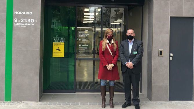 La concejala presidenta del Distrito de Chamartín, Sonia Cea, visita el supermercado que Mercadona tiene en la calle de Padre Damián, 7. 