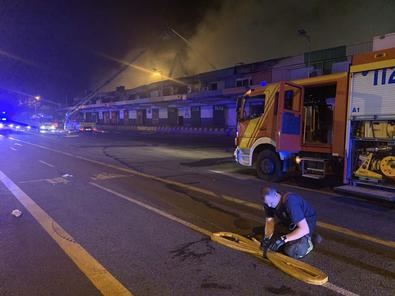 El incendio se ha producido en la tarde del sábado, en la nave A del mercado central de frutas y hortalizas, provocando una gran columna de humo negro.