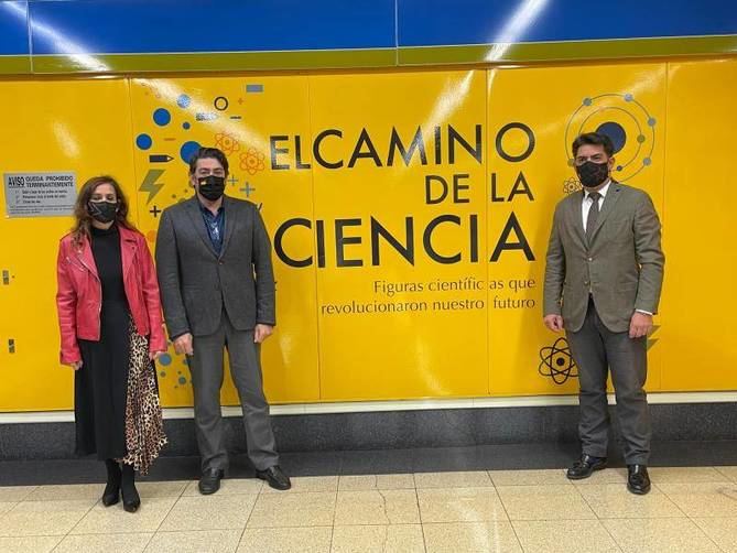 El consejero de Transportes, David Pérez, ha presentado esta exposición bajo el nombre 'El Camino de la Ciencia', con la que “se propone destacar y recordar al usuario la importancia de la ciencia y la investigación para el desarrollo y avance de nuestra sociedad'.