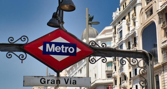 Enlazará directamente, mediante una galería de conexión, con Renfe Cercanías Sol; tendrá máquinas de venta de billetes y tornos de nueva generación, se han instalado cuatro nuevos ascensores y su vestíbulo pasará de 900 a 2.000 metros cuadrados.