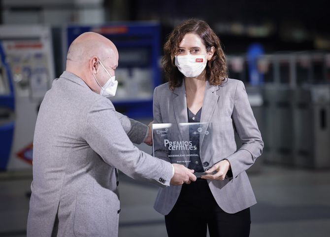 El premio lo han recibido la presidenta de la Comunidad y el consejero de Transportes, David Pérez, de manos del presidente de CERMI, Luis Cayo Pérez, en la estación del suburbano de Nuevos Ministerios.