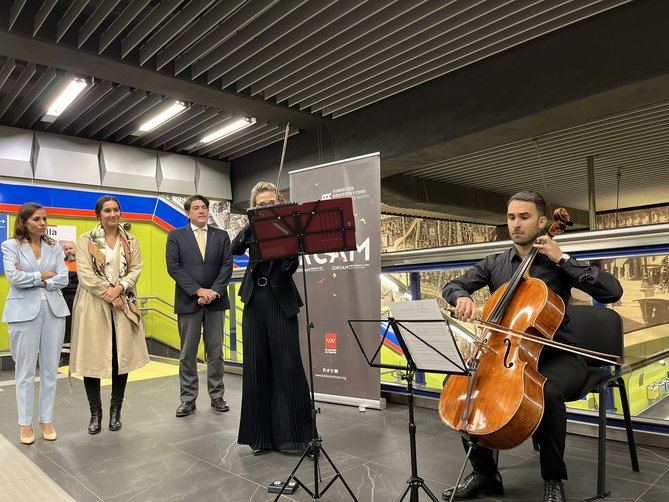 El consejero de Transportes, David Pérez, ha acudido este viernes a la estación de Sevilla, para conocer de primera mano esta iniciativa. El acto ha contado con la interpretación en directo de un fragmento de 'Música nocturna de las calles de Madrid', de Luigi Boccherini, compositor italiano que trabajó para la Corte española, desde 1770 a 1805.