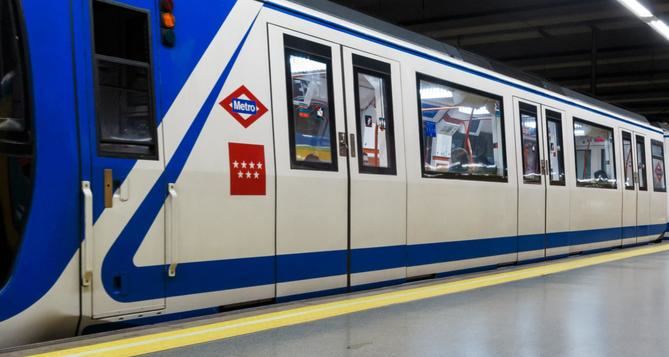 Metro de Madrid cerrará a las 22.00 horas el día 24, Nochebuena, y abrirá a las 8.00 horas el día 25, Navidad, mientras que el día 1 de enero el horario de apertura será a partir de las 7.00 horas. 