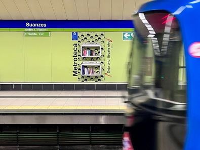 Metro convierte las papeleras en librerías