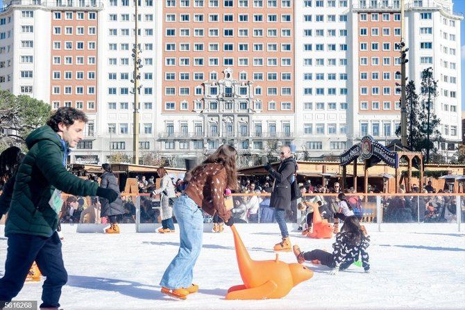 La plaza de España acoge estas navidades una pista de hielo popular y un mercadillo, con regalos y zona 'gourmet'