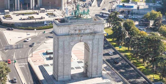 El Arco de la Victoria es obra de los arquitectos Modesto López Otero y Pascual Bravo Sanfeliú, en conmemoración de la victoria del ejército nacional sublevado en la Guerra Civil, durante la batalla de Madrid.