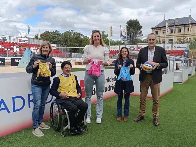 El acto de presentación, este lunes, contó con la presencia de Virginia Blázquez y María Cabezón, subdirectora general de Programas Deportivos y responsable de la Dirección General de Deportes de la Comunidad de Madrid, respectivamente; Borja Fanjul, concejal presidente del Distrito de Moncloa-Aravaca; Javier García Romero, vicepresidente de la Federación de Madrid de Voleibol, y Belén Carro, representando a los deportistas.