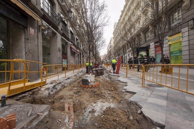 Estas obras suponen una actuación conjunta del Ayuntamiento y de la Comunidad de Madrid. Así, el tramo comprendido entre la Puerta del Sol y la calle de Jardines está siendo ejecutado por el Consistorio, mientras que el tramo que va desde Jardines hasta Gran Vía correrá a cargo del ejecutivo regional, una vez hayan finalizado las obras de la estación de metro de Gran Vía.