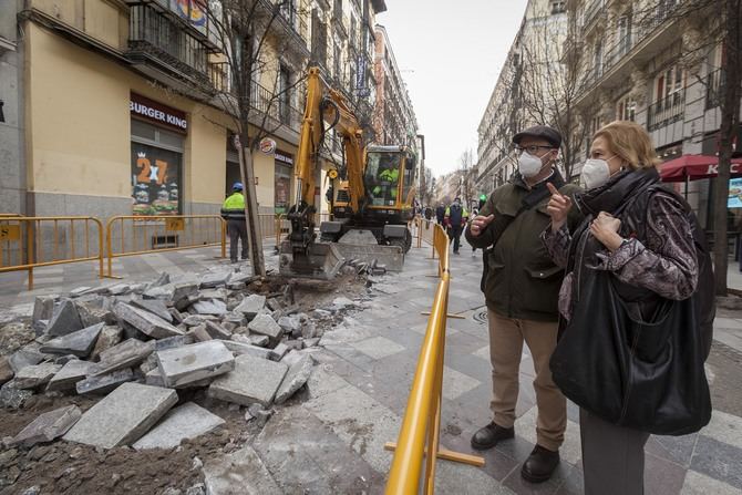 La delegada de Obras y Equipamientos, Paloma García Romero, ha visitado los trabajos de renovación del pavimento de las calles Montera y Arenal, cuya finalización está prevista para antes del verano. 