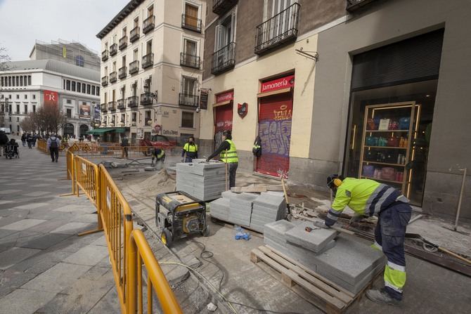 Ambas calles estrenarán mobiliario urbano y farolas más eficientes con tecnología led que se situarán en la vía pública y no en las fachadas como hasta ahora.