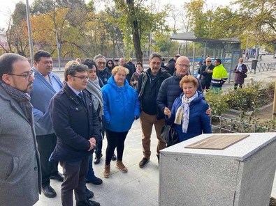 El concejal de Carabanchel, Álvaro González, junto a representantes de los grupos municipales, ha inaugurado un monumento en recuerdo a las víctimas de la COVID19.
