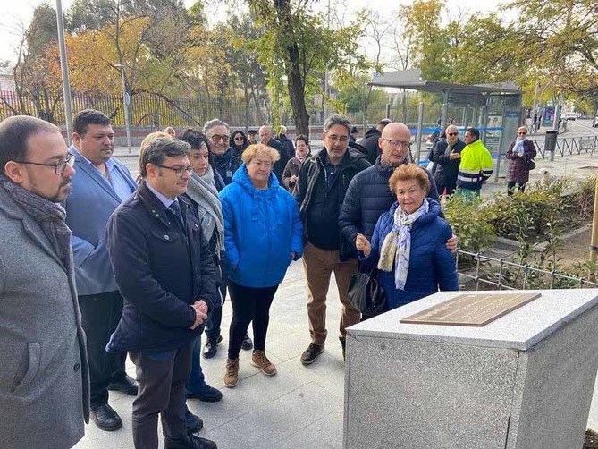 El concejal de Carabanchel, Álvaro González, junto a representantes de los grupos municipales, ha inaugurado un monumento en recuerdo a las víctimas de la COVID19.