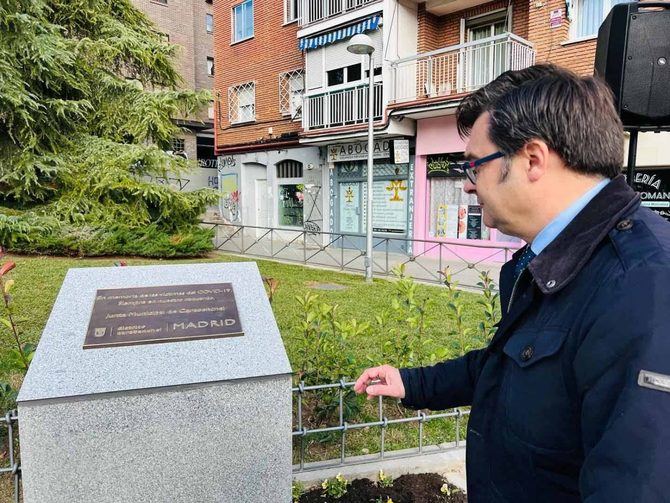 La escultura en granito está acompañada de una placa conmemorativa grabada en bronce.