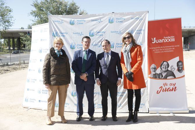 Carabante, junto a Páramo, Catherine Cummings, directora de Sostenibilidad de Sanitas, y Lola Tejero, subdirectora general de la Fundación Juan XXIII.