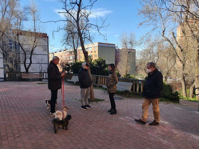 Presentada por la concejala del distrito, Almudena Maíllo, la iniciativa ha arrancado con la visita a los polígonos A y C de Media Legua.