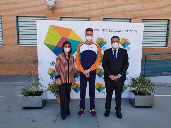 Almudena Maíllo durante la entrega de reconocimientos a la sección de natación del Club Deportivo Gredos San Diego.