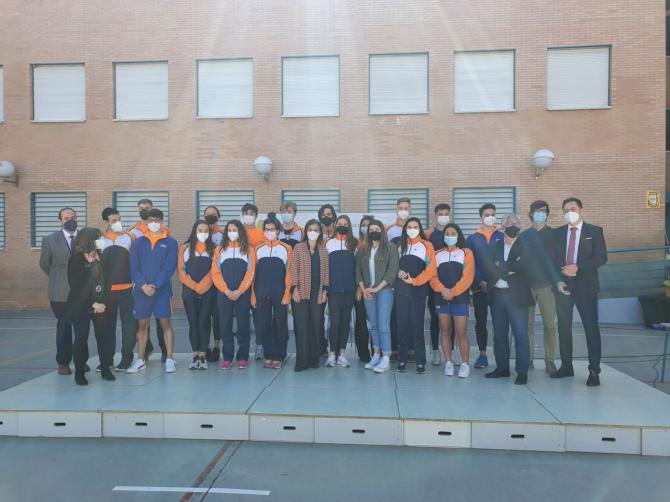 Almudena Maíllo durante la entrega de reconocimientos a la sección de natación del Club Deportivo Gredos San Diego.