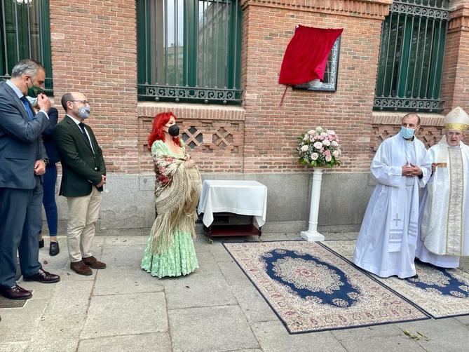 El Cardenal Osoro ha impartido la bendición ante el mosaico y, a continuación, se ha realizado un breve homenaje musical a La Paloma con la participación de la cantante y compositora Mari Pepa de Chamberí. Para concluir, se ha cantado el himno a la Virgen de la Paloma.