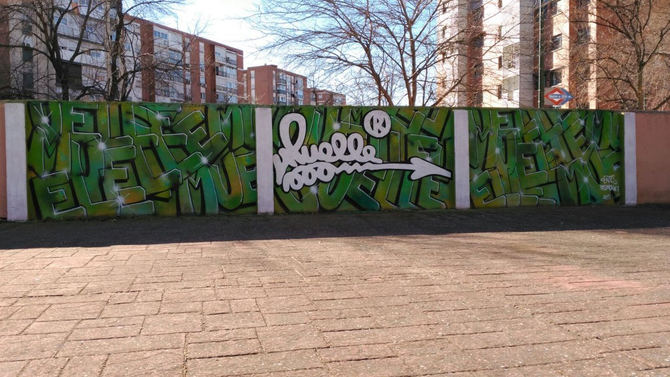 El certamen rinde tributo al artista madrileño que le da nombre, pionero del grafiti español, que fue vecino del barrio de Campamento. Organizado por la Junta Municipal de Latina, el certamen está dotado con tres premios con cuantías de 800 euros, 400 euros y 300 euros.