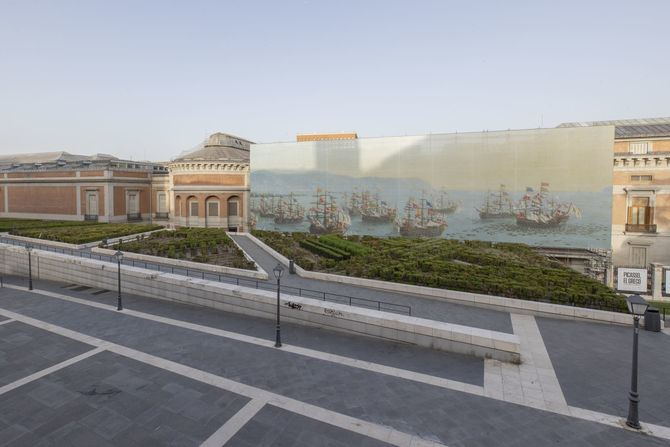 Lona fachada noreste del edificio Villanueva con la obra, 'Partida de Carlos de Borbón a España, vista desde la dársena', del pintor Antonio Joli. 