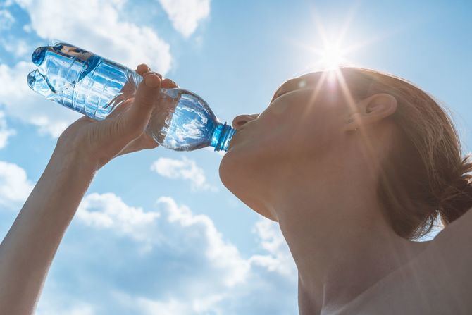 Los expertos recomiendan beber un vaso de agua fresca (12ºC) cada 15-20 minutos, incluso aunque no se tenga sed, y en pequeñas cantidades.