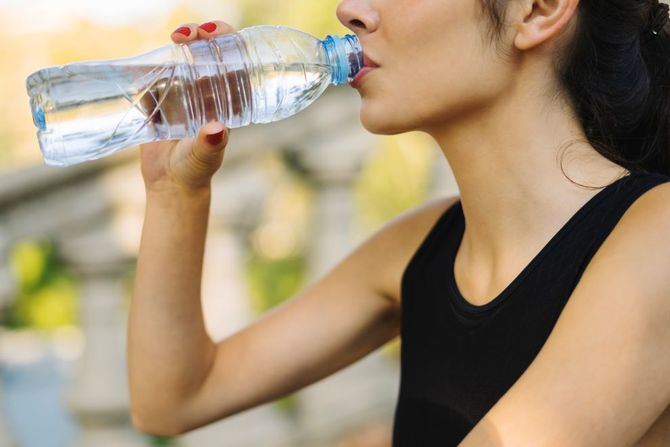 Hay que mantener el cuerpo convenientemente hidratado, bebiendo unos 2-2,5 litros de agua al día. Lo más conveniente, especialmente para las personas mayores y los niños, es llevar siempre una botella de agua encima y beber a pequeños sorbos cada cierto tiempo, incluso si no se tiene sed. 