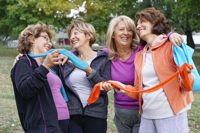 La menopausia se inicia con el cese de la función ovárica y por tanto de la menstruación, y de la capacidad de reproducción de la mujer. Cuando es natural normalmente tiene lugar alrededor de los 50 años. 