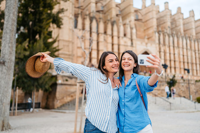 Es destacable cómo este año hay un 3,1% de los encuestados que considera que las redes sociales tienen una influencia muy positiva en su día a día.