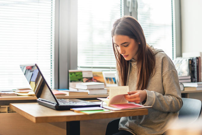 El próximo curso 2023/24 se podrán estudiar nueve idiomas en modalidad no presencial, en seis sedes. Además, se impartirá japonés en San Lorenzo de El Escorial, Alcalá de Henares y Móstoles.