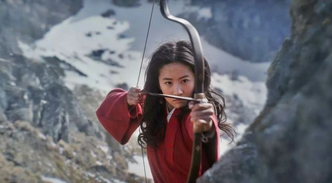 'Mulan', una de las superproducciones más esperadas en Hollywood, iba a proyectarse en cines de todo el mundo el 27 de marzo, pero su estreno fue pospuesto en pleno pico de la pandemia y desde entonces ha encadenado aplazamientos de mes en mes.