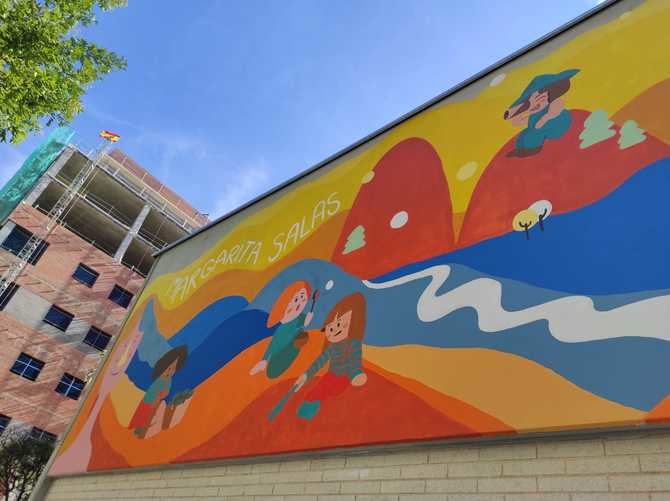 El mural que decora la fachada principal de la última escuela infantil abierta en este distrito, ubicada en la calle de Cavanilles y bautizada con el nombre de la ilustre científica.  