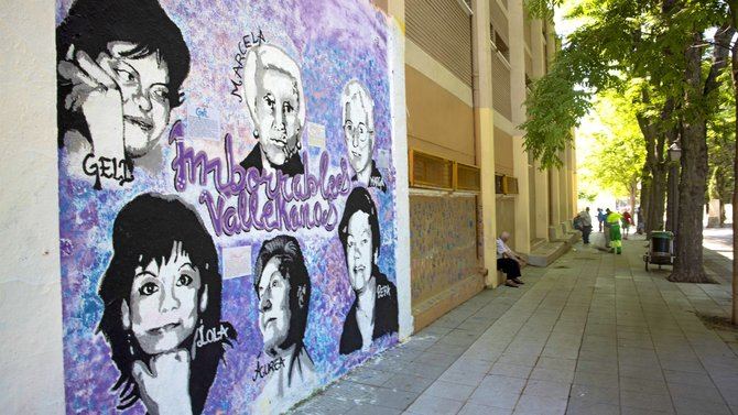 El mural se encuentra en una fachada exterior del colegio Honduras, en una pared que utiliza una asociación del barrio desde hace años. Es un homenaje a seis vecinas de Villa de Vallecas, tres profesoras y tres mujeres al frente de asociaciones vecinales.