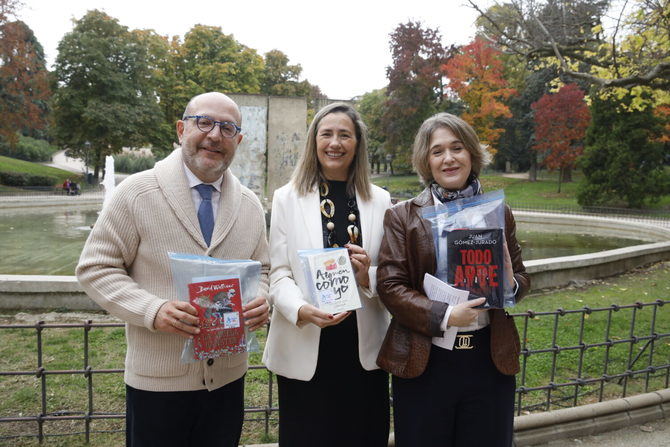 La delegada de Cultura, Turismo y Deporte, Marta Rivera de la Cruz; el delegado de Políticas Sociales, José Fernández, y la concejala de Chamartín, Yolanda Estrada, han participado en el reparto de ejemplares en el parque de Berlín.