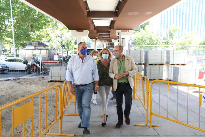 La delegada de Obras y Equipamientos, Paloma García Romero, junto a los concejales de Salamanca y Chamberí, José Fernández y Javier Ramírez, ha visitado los trabajos de mejora de la accesibilidad del Museo de Escultura al Aire Libre de la Castellana, cuyas obras está previsto que finalicen a comienzos de la próxima primavera.